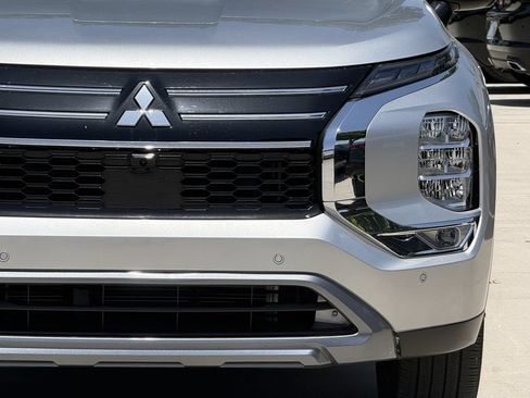 Used 2025 Mitsubishi Outlander SE FWD image 8