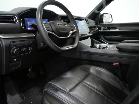 Used 2024 Jeep Wagoneer L Series II w/ Flexible Seating Group AWD/4WD image 9
