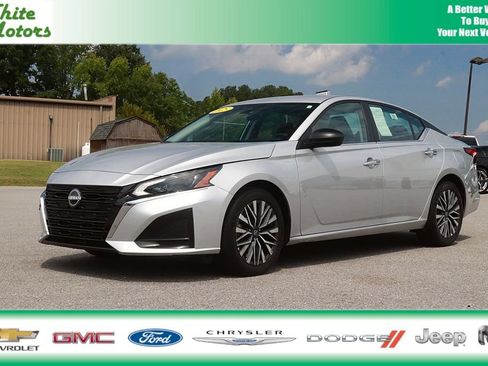 Used 2025 Nissan Altima 2.5 SV FWD image 1