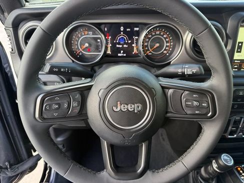 Used 2023 Jeep Gladiator Sport AWD/4WD image 11
