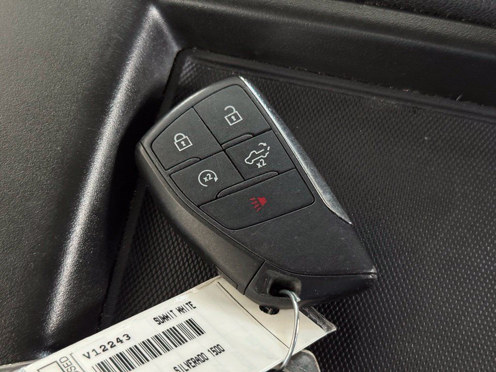 Used 2025 Chevrolet Silverado 1500 LT RWD image 35