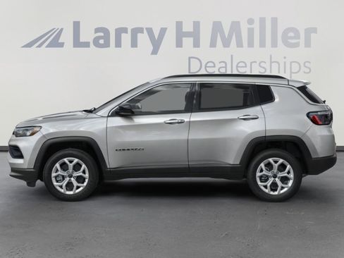 Used 2025 Jeep Compass Latitude AWD/4WD image 6