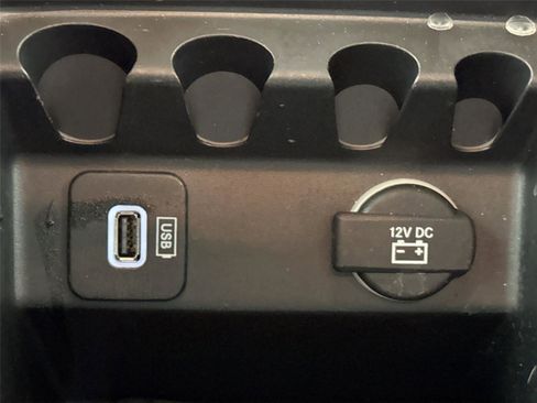 Used 2017 Jeep Cherokee Sport FWD image 32
