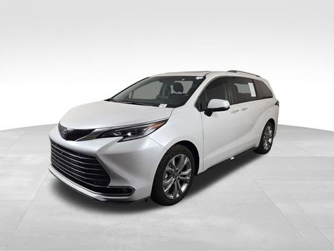 Used 2023 Toyota Sienna Platinum FWD image 2