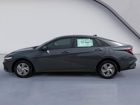 New 2026 Hyundai Elantra SE FWD image 2