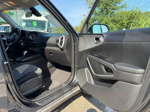 Used 2025 Kia Soul LX w/ LX Technology Package FWD image 18