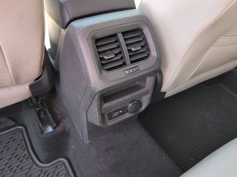 Used 2020 Volkswagen Tiguan SE image 25