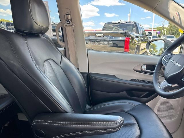 Used 2023 Chrysler Pacifica Touring-L FWD image 15