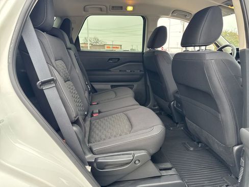 Used 2024 Nissan Pathfinder SV image 12