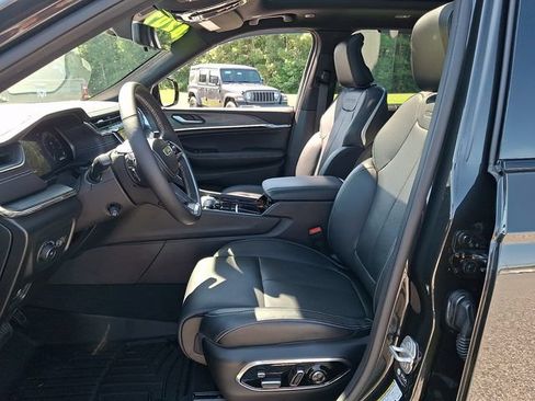 Used 2024 Jeep Grand Cherokee Overland w/ Luxury Tech Group IV AWD/4WD image 13