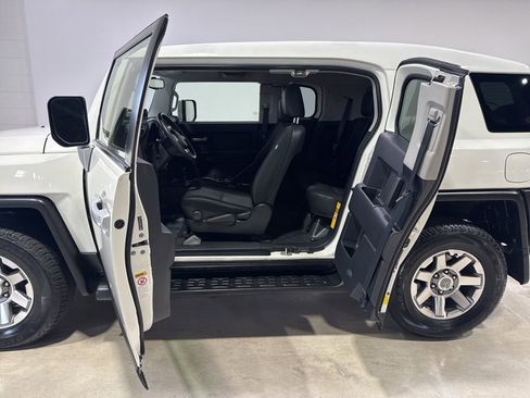 Used 2014 Toyota FJ Cruiser 4WD w/ Convenience Package image 30