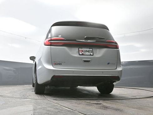 Used 2024 Chrysler Pacifica Limited FWD image 55