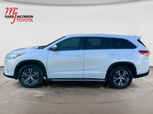 Used 2017 Toyota Highlander Plus FWD image 9