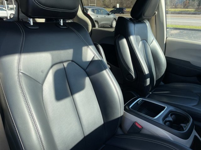 Used 2023 Chrysler Pacifica Touring-L FWD image 11