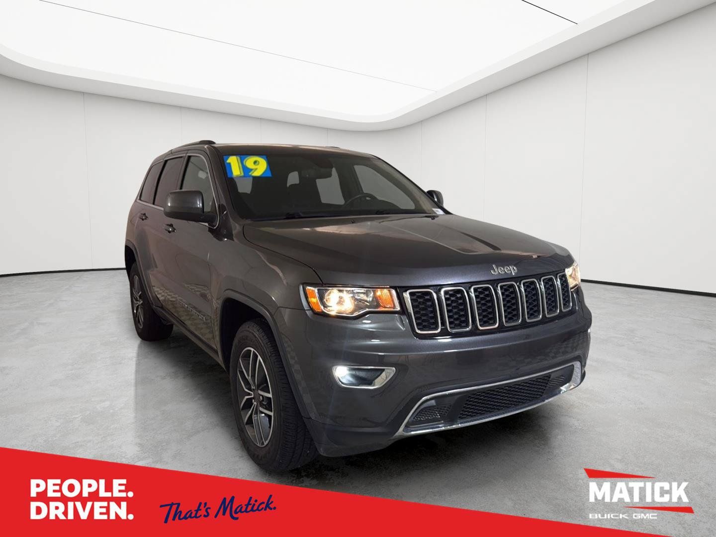 Used 2019 Jeep Grand Cherokee Laredo w/ 18" Wheel & 8.4" Radio Group AWD/4WD image 1