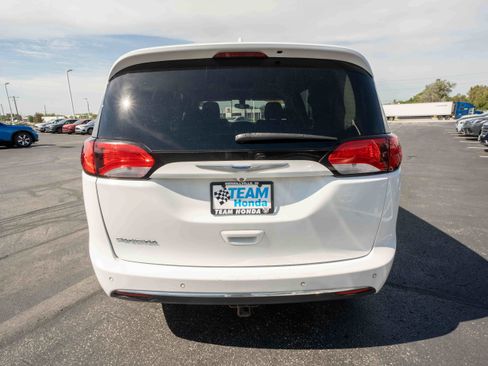 Used 2018 Chrysler Pacifica Touring Plus w/ Tire & Wheel Group FWD image 5