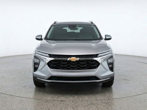 Used 2025 Chevrolet Trax LT w/ LT Convenience Package FWD image 2