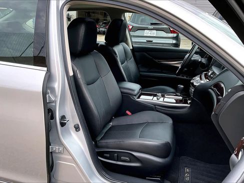 Used 2018 INFINITI Q70 L 3.7 image 9