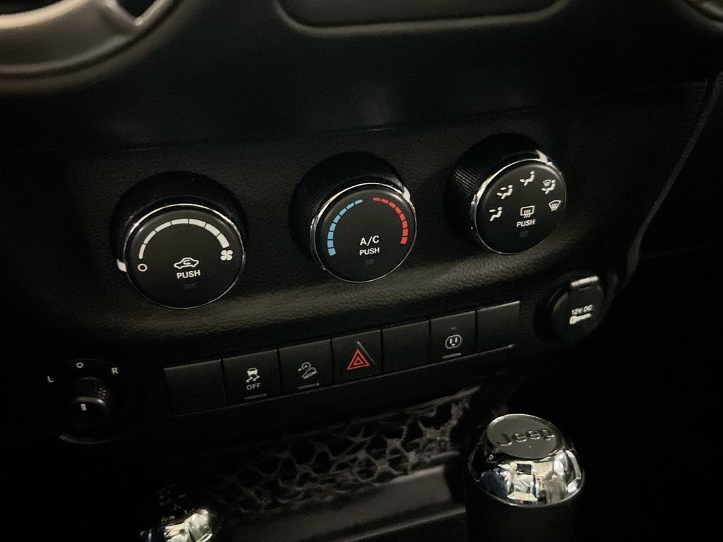 Used 2018 Jeep Wrangler Unlimited Sahara AWD/4WD image 16