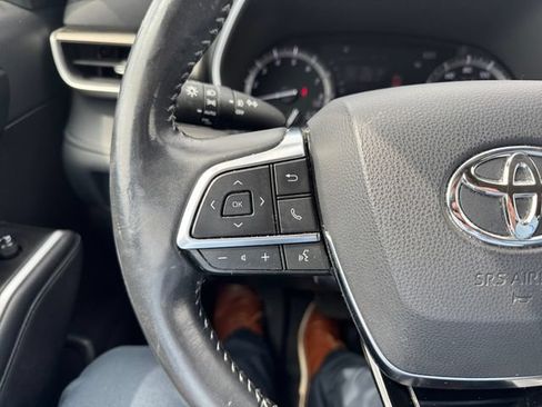 Used 2021 Toyota Highlander XLE AWD/4WD image 17