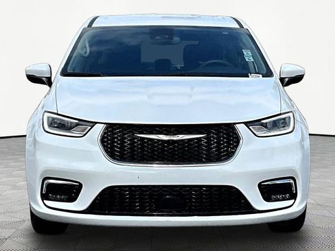 Used 2023 Chrysler Pacifica Touring-L image 2