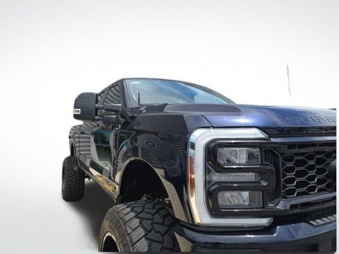 Used 2025 Ford F250 Lariat w/ Black Appearance Package image 5