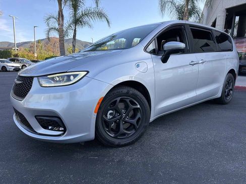 Used 2023 Chrysler Pacifica Touring-L w/ Uconnect Theater Family Group FWD image 11