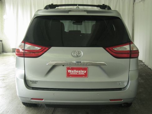 Used 2019 Toyota Sienna Limited Premium image 31