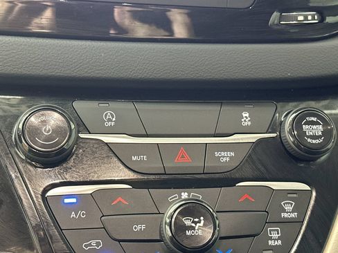 Used 2023 Chrysler Voyager LX FWD image 18