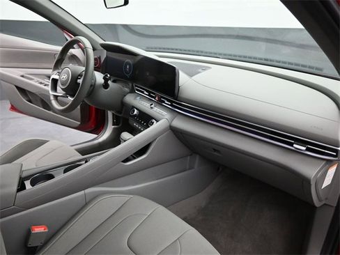 Used 2025 Hyundai Elantra SEL image 25