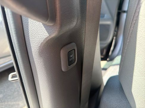 Used 2021 Toyota Sienna XLE FWD image 40