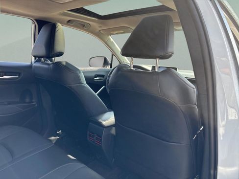 Used 2022 Toyota Corolla Cross XLE w/ Convenience Package image 31