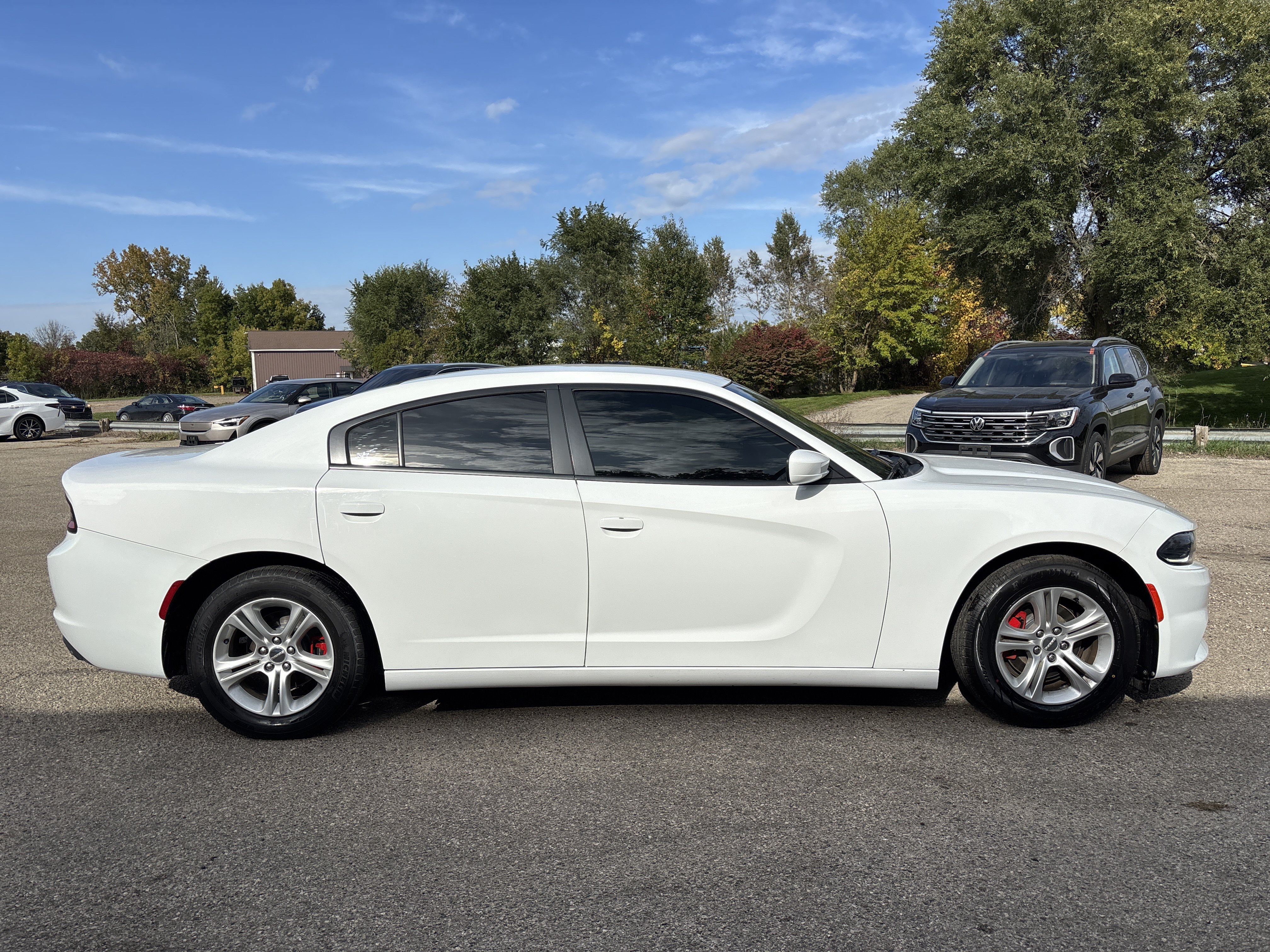 Used 2016 Dodge Charger SE RWD image 2