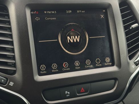 Used 2019 Jeep Cherokee Trailhawk w/ Cold Weather Group AWD/4WD image 28