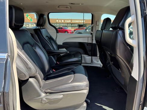 Used 2023 Chrysler Pacifica Touring-L FWD image 24