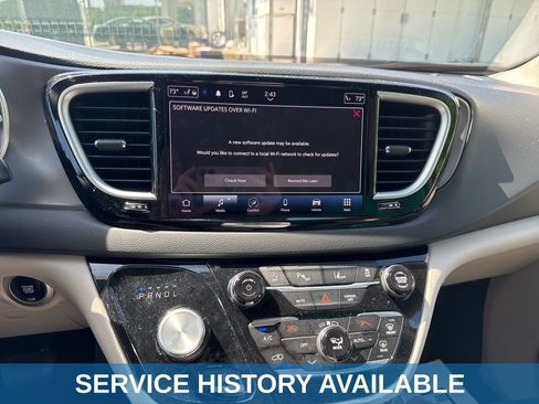 Used 2023 Chrysler Pacifica Touring-L FWD image 8