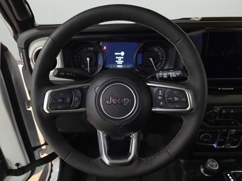 Used 2025 Jeep Wrangler Unlimited Sahara AWD/4WD image 18