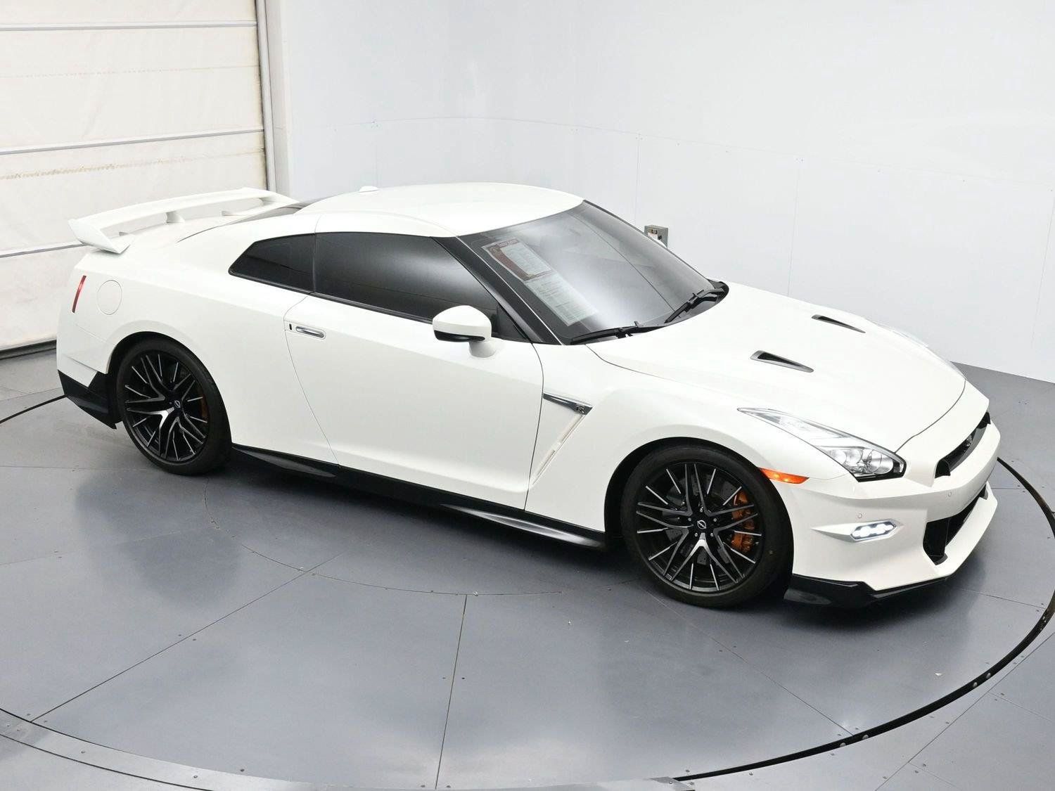 Certified 2024 Nissan GT-R Premium w/ Premium Interior Package AWD/4WD image 40