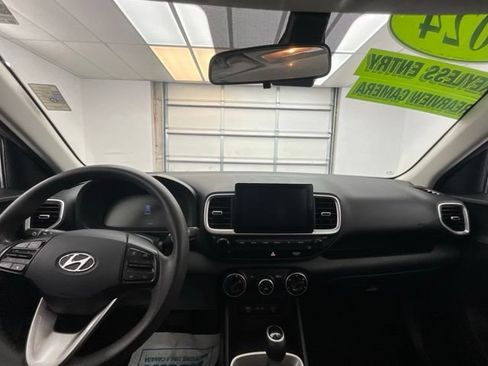 Used 2024 Hyundai Venue SE FWD image 4