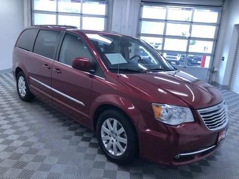 Used 2015 Chrysler Town & Country Touring FWD image 36