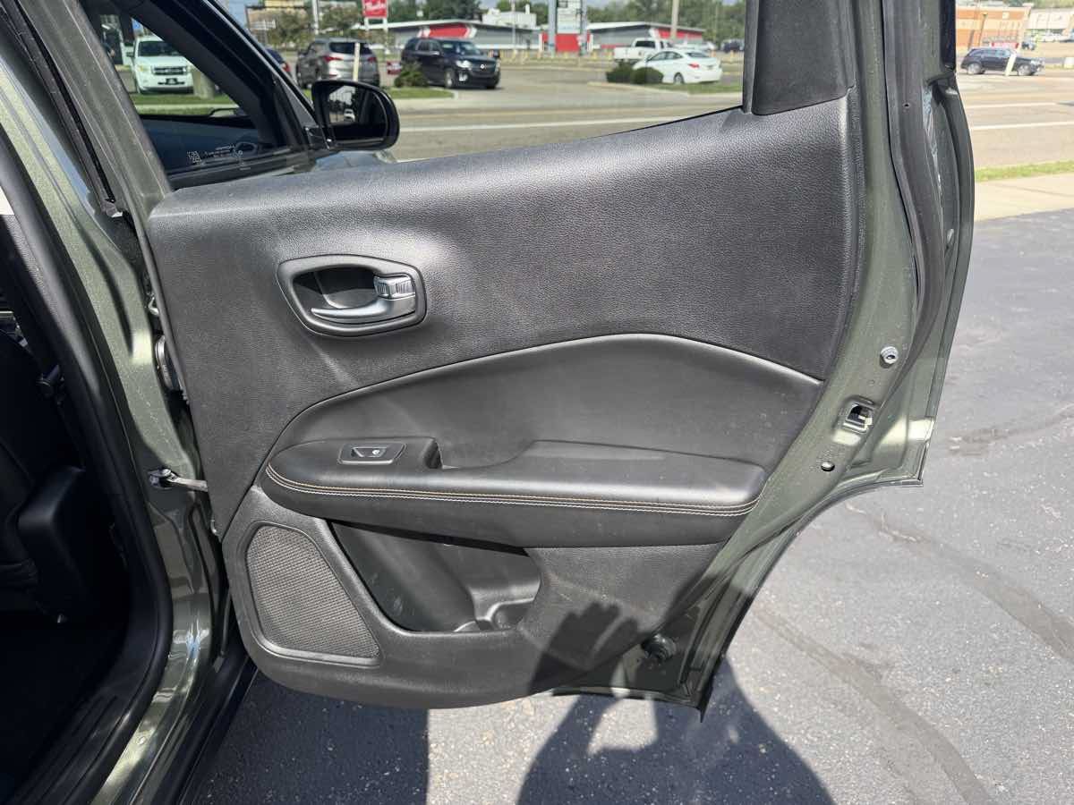 Used 2019 Jeep Compass Latitude AWD/4WD image 17