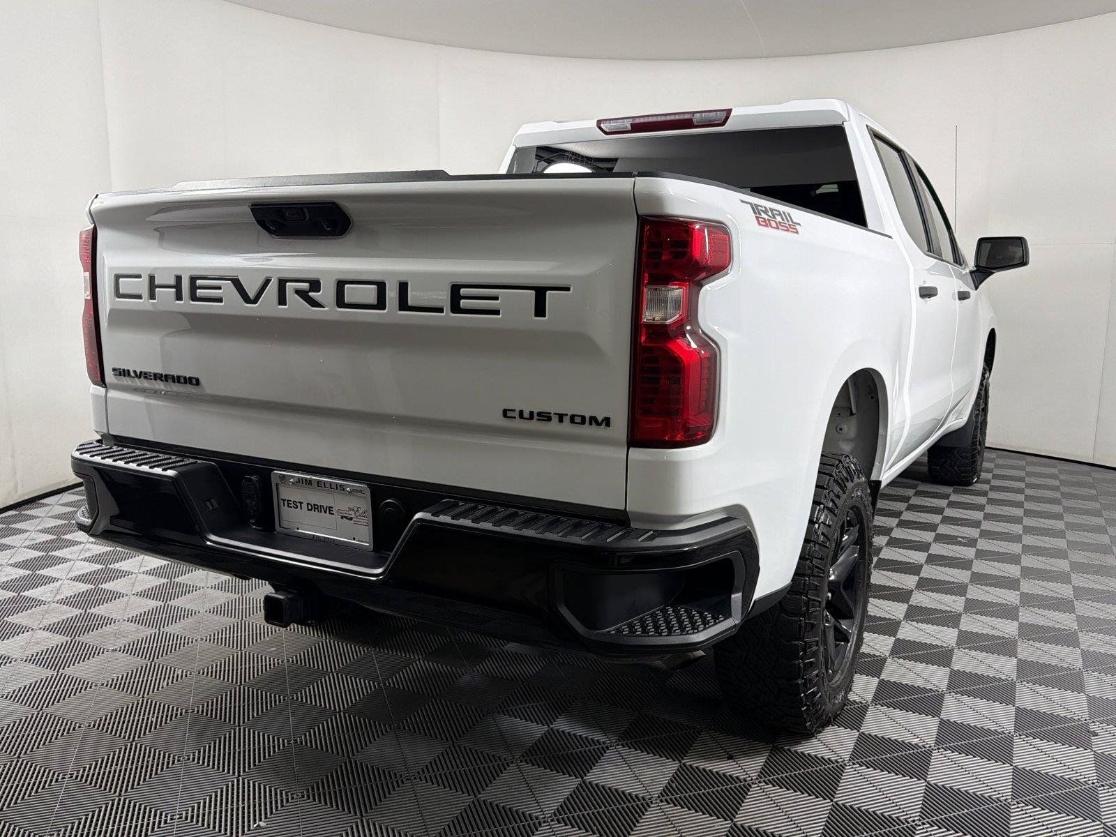 Used 2023 Chevrolet Silverado 1500 Custom Trail Boss w/ LPO, Dark Essentials Package AWD/4WD image 6