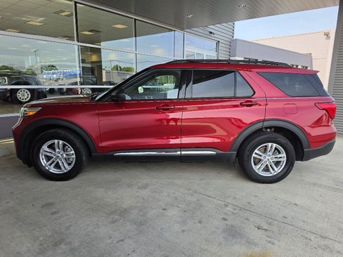Used 2023 Ford Explorer XLT w/ Equipment Group 202A AWD/4WD image 2
