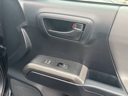Used 2018 Toyota Tacoma SR5 image 10