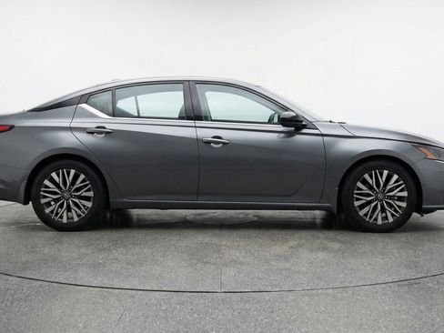 Used 2025 Nissan Altima 2.5 SV FWD image 11