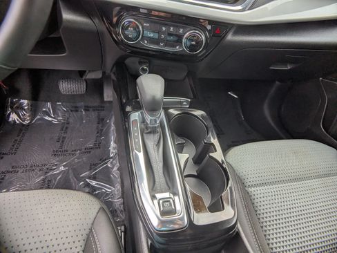 Used 2025 Chevrolet Trax LT w/ LT Convenience Package FWD image 21