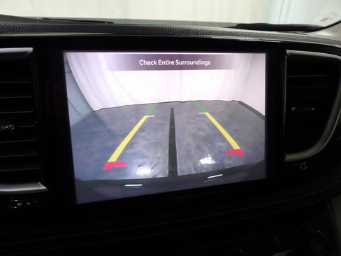 Used 2024 Chrysler Pacifica Limited FWD image 23