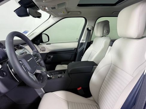 Used 2025 Land Rover Discovery Dynamic SE AWD/4WD image 5