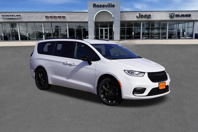 New 2026 Chrysler Pacifica Select w/ S Appearance Package AWD/4WD image 1
