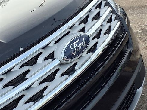 Used 2018 Ford Explorer XLT w/ Equipment Group 202A image 31